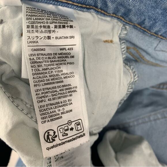 Levi's women's size 29 High waist Mom Jeans light wash denim - Picture 5 of 11